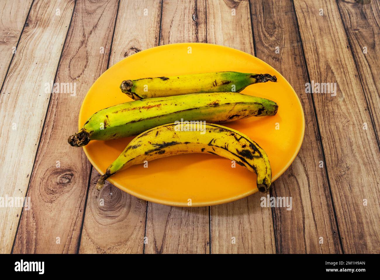 La banana è un frutto commestibile, di vari tipi di grandi piante erbacee del genere Musa. Queste grandi piante che hanno l'aspetto di una piccola t Foto Stock
