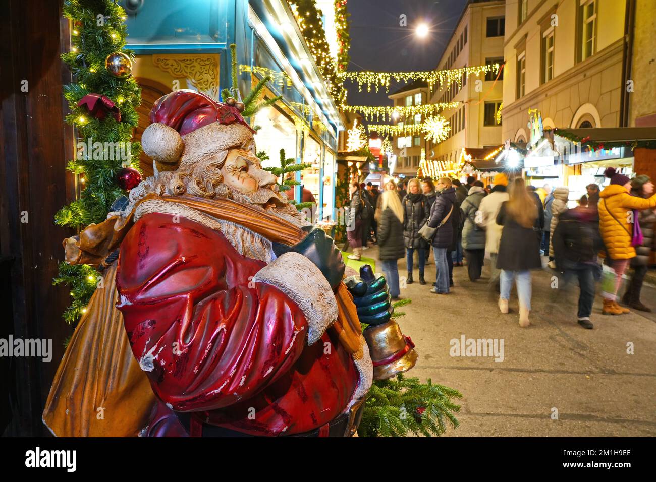 La decorazione del mercatino di Natale come simbolo delle vacanze invernali e del Capodanno. Basilea, Svizzera Foto Stock