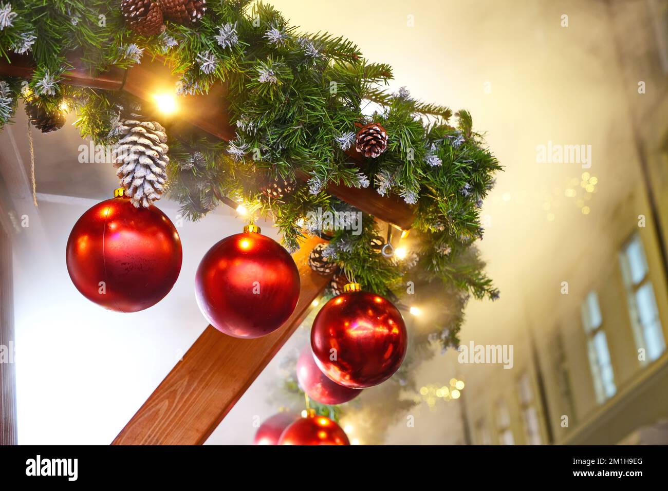 La decorazione del mercatino di Natale come simbolo delle vacanze invernali e del Capodanno. Basilea, Svizzera Foto Stock