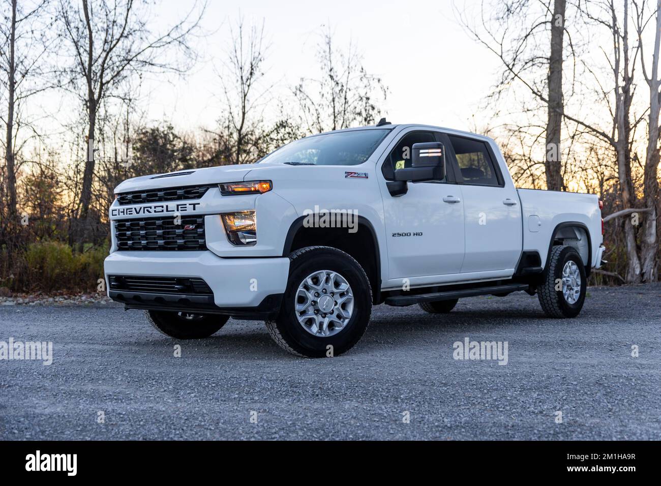 Il bianco Chevy Silverado 2500 circondato da boschi all'aperto Foto Stock