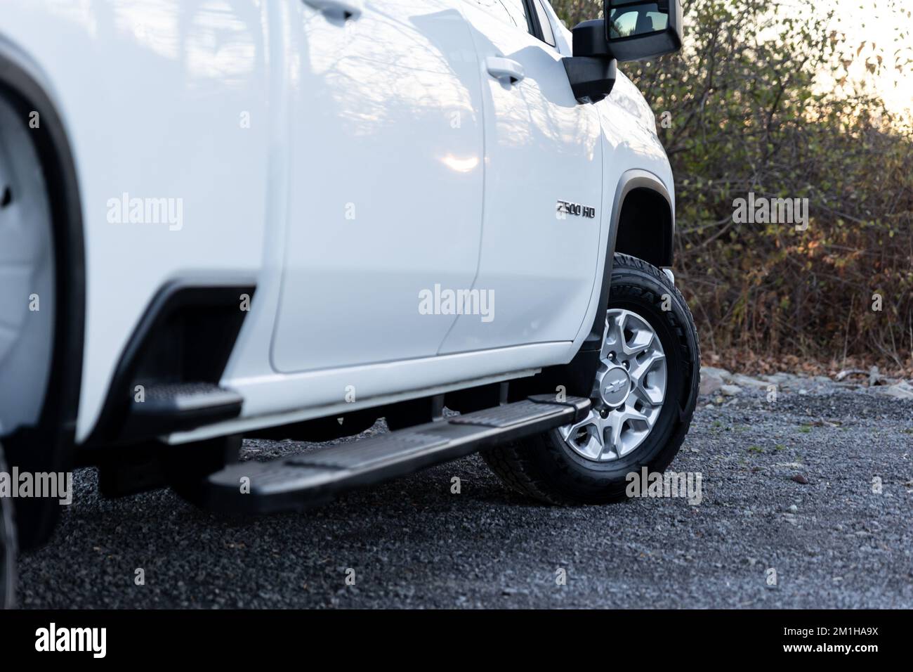 Il bianco Chevy Silverado 2500 circondato da boschi all'aperto Foto Stock