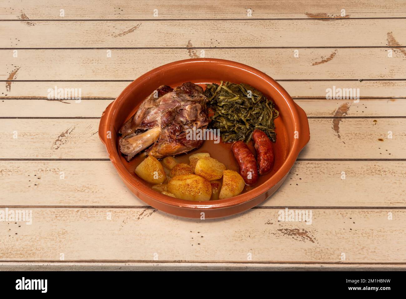 La spalla di maiale galiziana con i golos è un tipico piatto di carne della cucina galiziana, in Spagna, ed è uno dei piatti più rappresentativi del gastronio Foto Stock