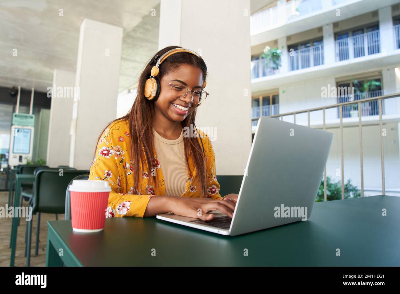 Giovane ragazza africana nera studente universitario imparare online utilizzando il computer portatile, sorridendo ragazza Foto Stock