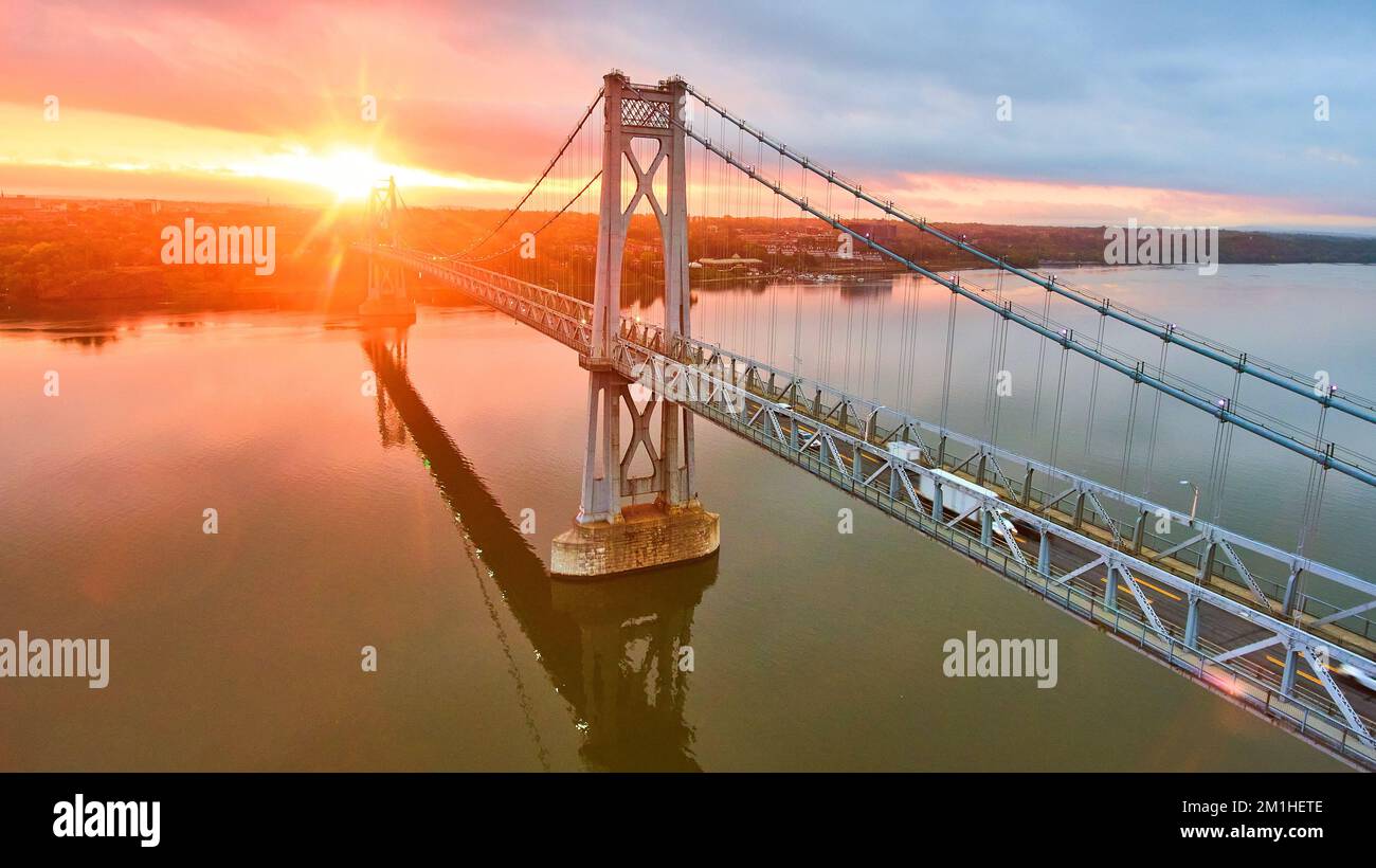 Magica alba dorata sul ponte sul fiume Hudson a New York dal drone sull'acqua Foto Stock
