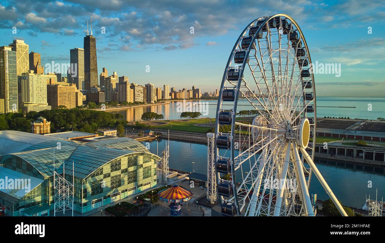 Navy Pier a Chicago con ruota panoramica e skyline di Chicago Foto Stock