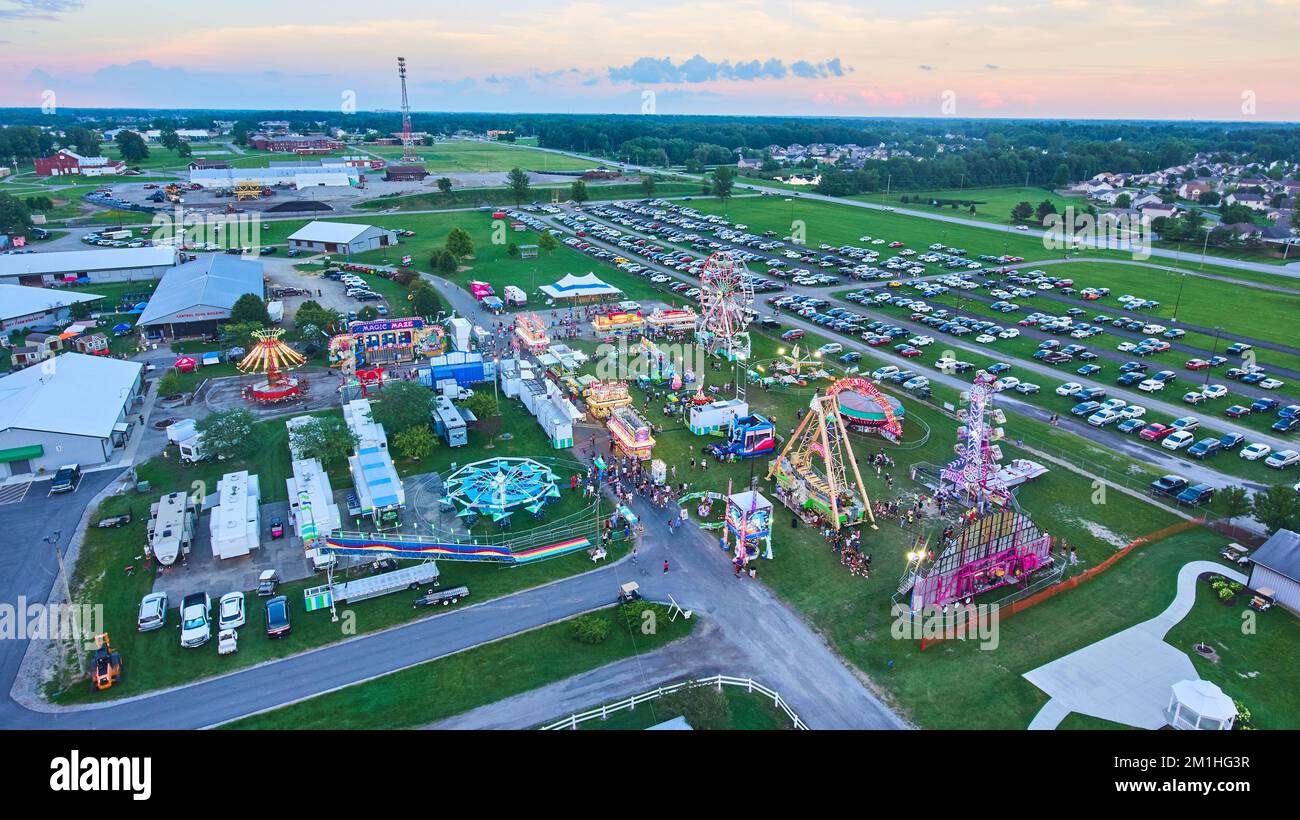 Carnevale aereo durante il crepuscolo nella fiera della contea del Midwest America Foto Stock