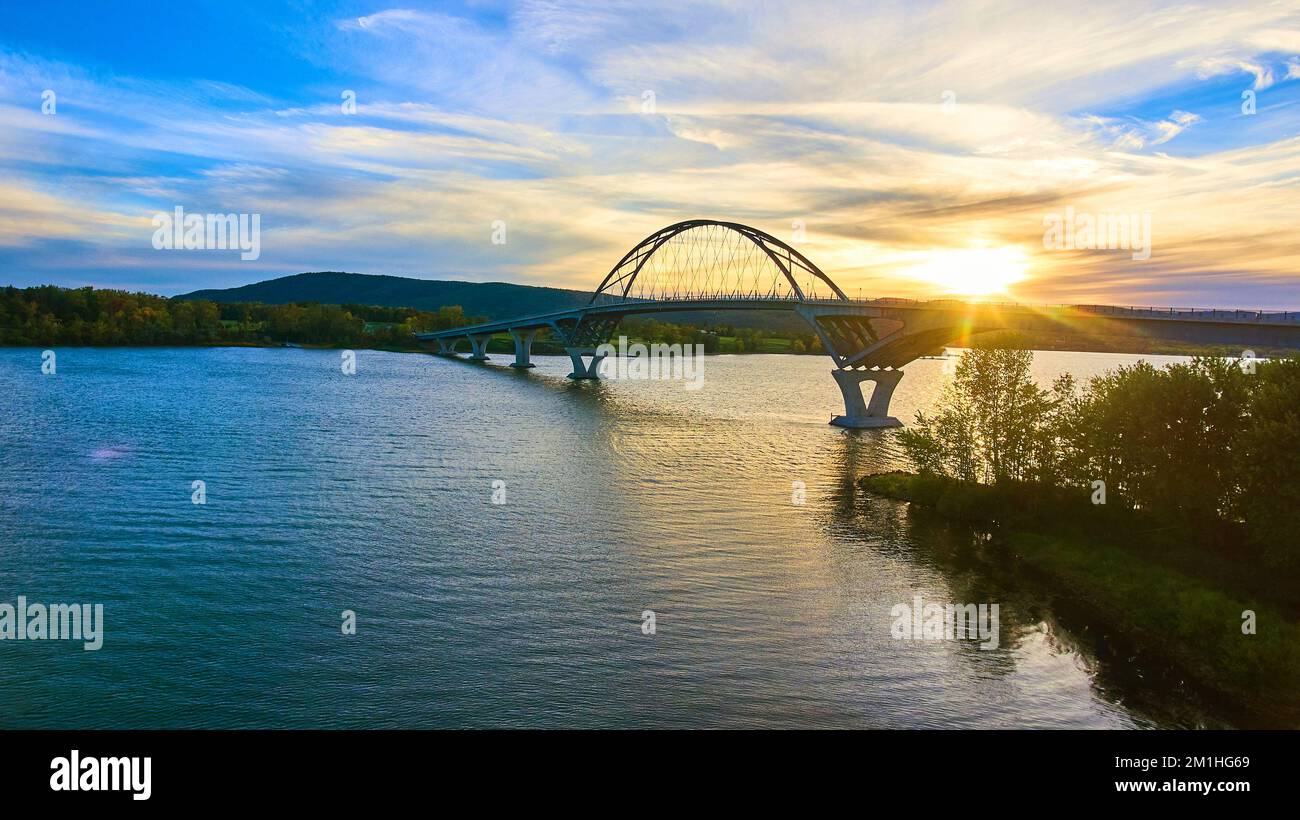 Ponte al tramonto con cielo blu sull'acqua che collega New York al Vermont Foto Stock