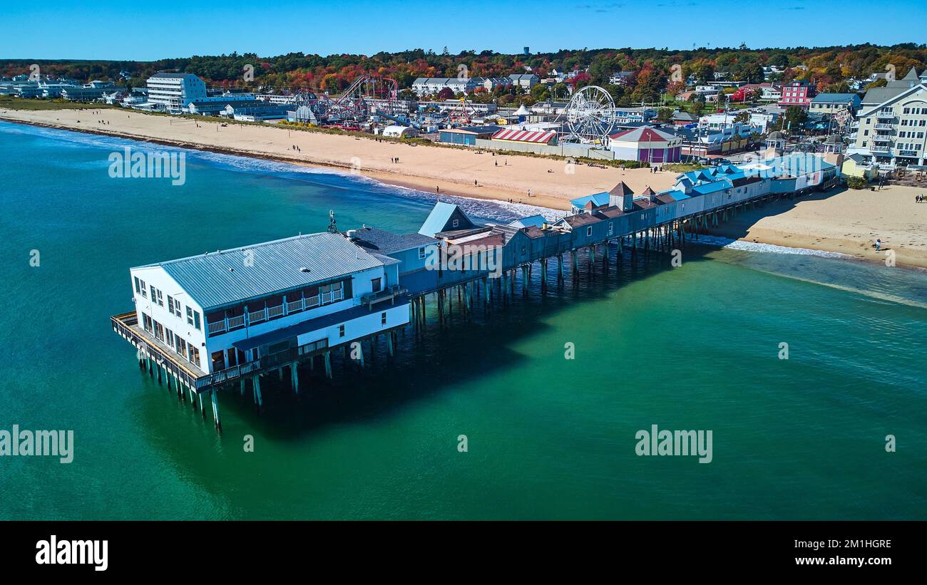 Aereo del molo di Old Orchard Beach in caduta sull'oceano Maine e vista della spiaggia e della città Foto Stock