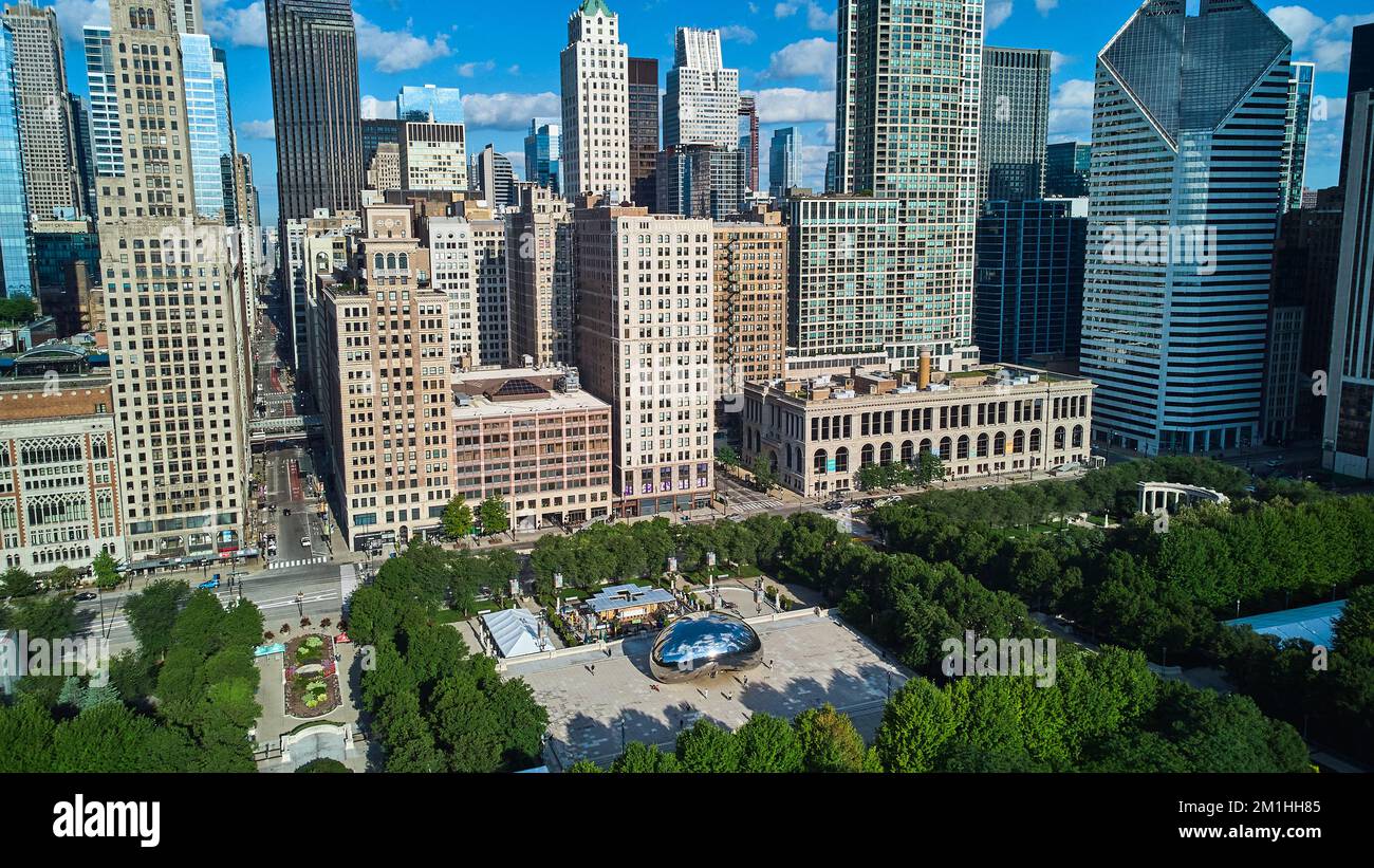 I grattacieli circondano il Bean Cloud Gate al Chicago Millennium Park Foto Stock