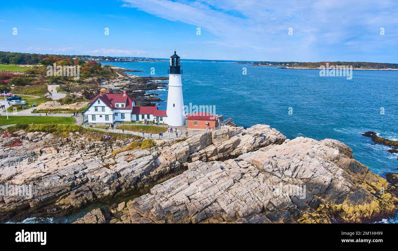 Vista aerea sulla costa rocciosa dello splendido faro Portland Head Light nel Maine Foto Stock