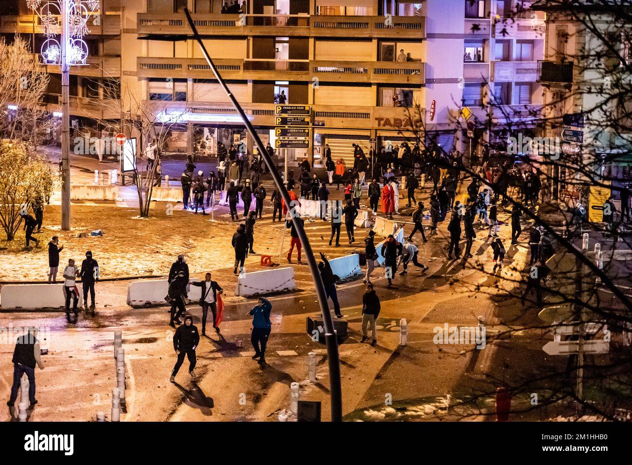 ANNEMASSE, FRANCIA - 10 DICEMBRE 2022: Violento scontro tra la polizia antisommossa francese e i tifosi della Coppa del mondo Morocana per celebrare la vittoria 1-0 contro la Spagna Foto Stock