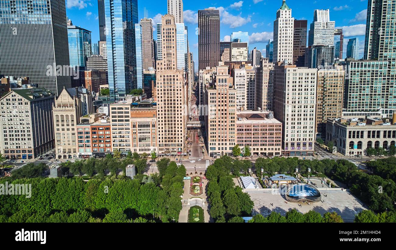 Millennium Park in fila di grattacieli accanto a Cloud Gate The Bean Foto Stock