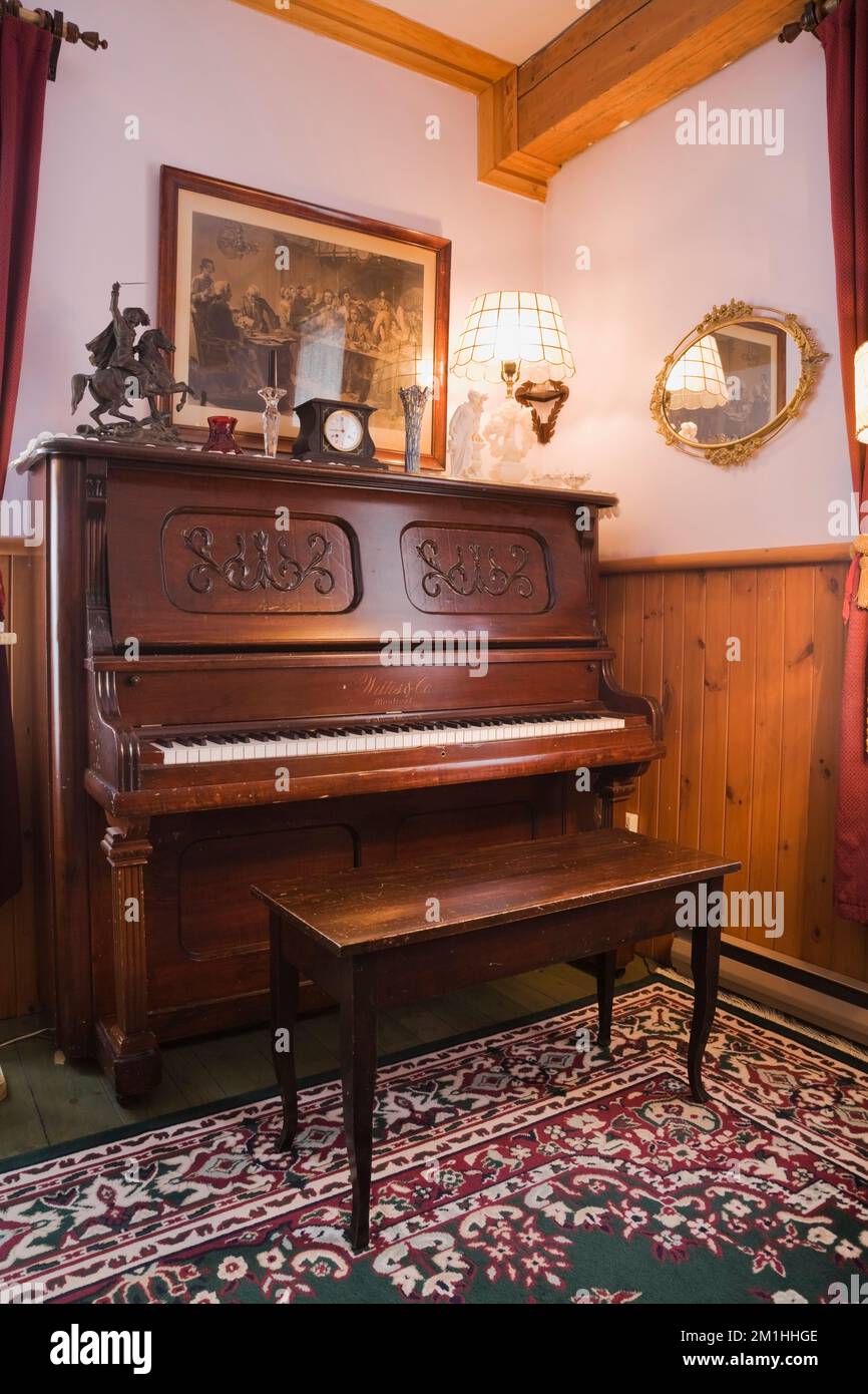 1905 Willis & Co. Montreal piano verticale nella sala salotto all'interno della vecchia casa vittoriana in stile cottage del 1904. Foto Stock