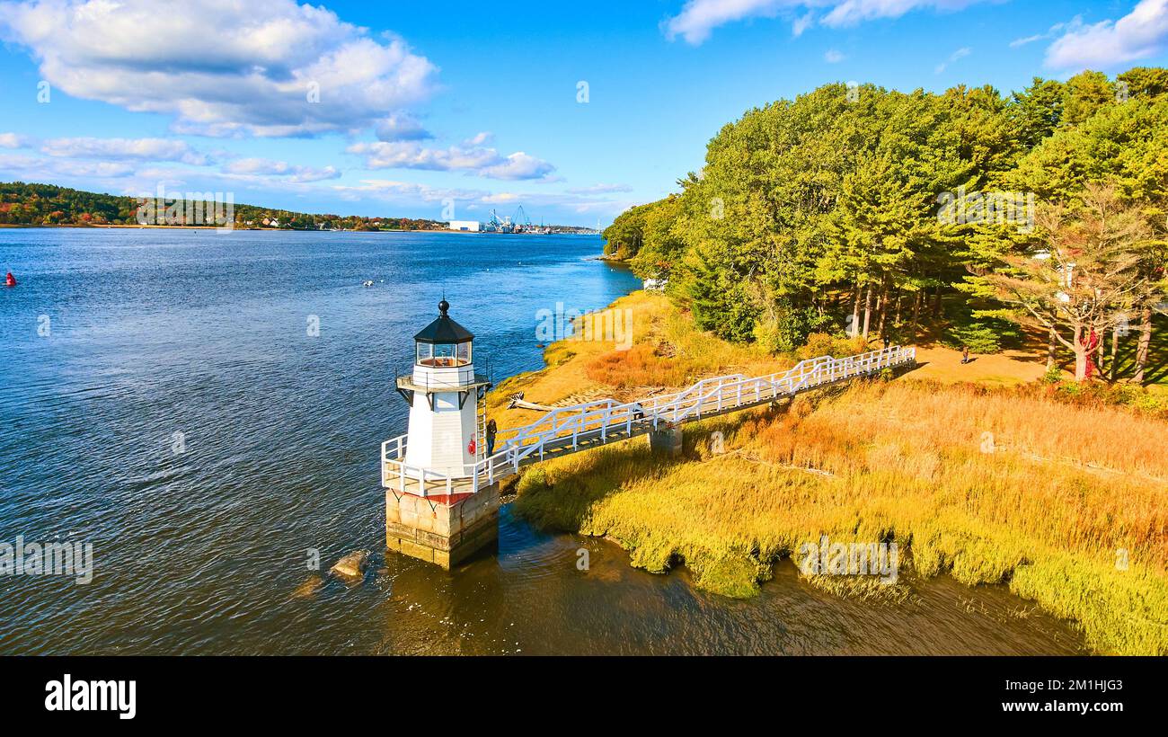 Aereo sul piccolo faro del Maine con luce calda Foto Stock