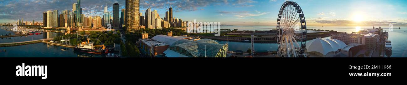 Panorama mozzafiato del Chicago Navy Pier all'alba con ruota panoramica e skyline della città Foto Stock