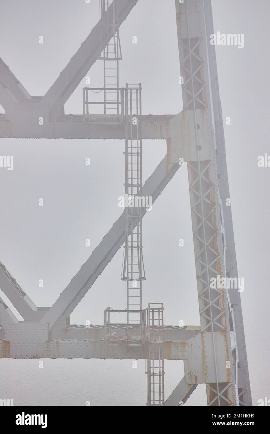 Tempo nebbiosa mattina ponte in acciaio scale di fondazione morbido Foto Stock