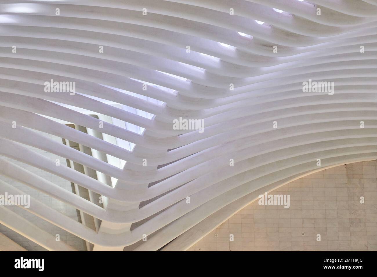 Astratto bianco colonna interna architettura al soffitto Foto Stock