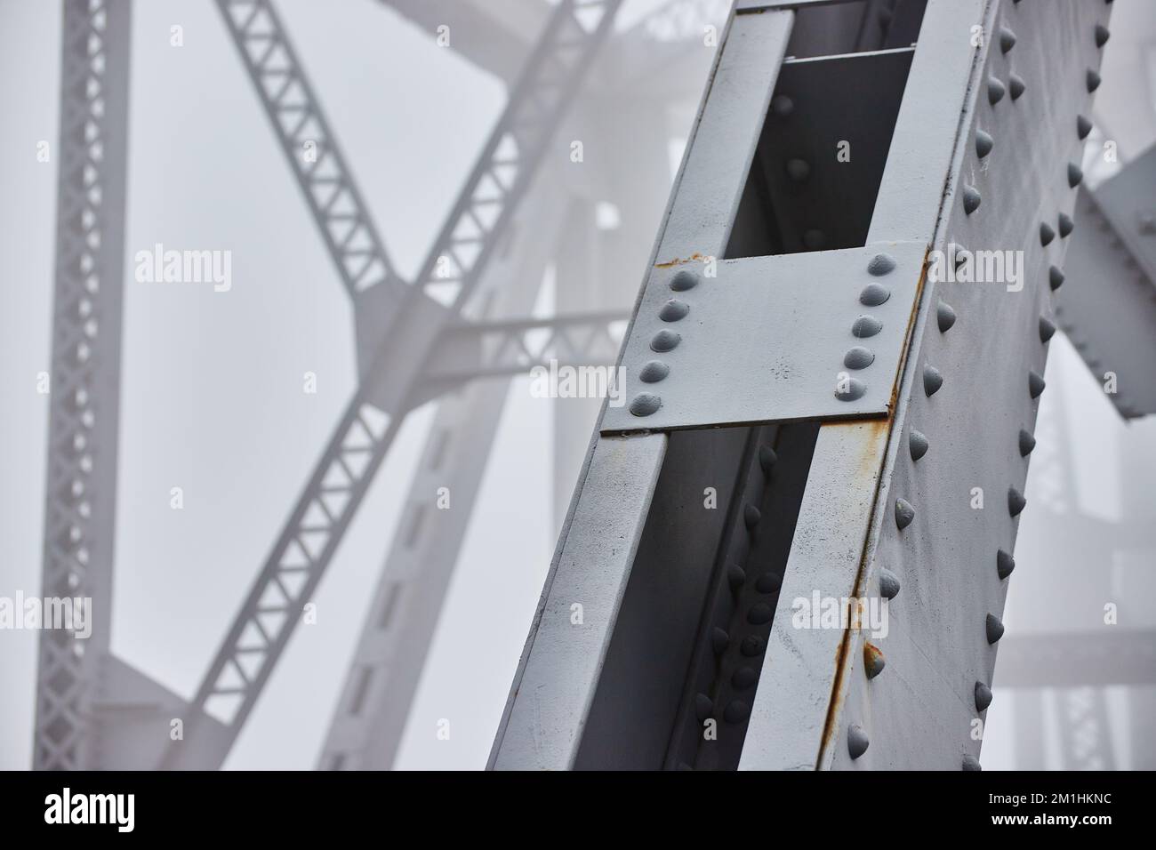 Dettaglio mattina nebbia di ponte a travi in acciaio con sfondo morbido Foto Stock