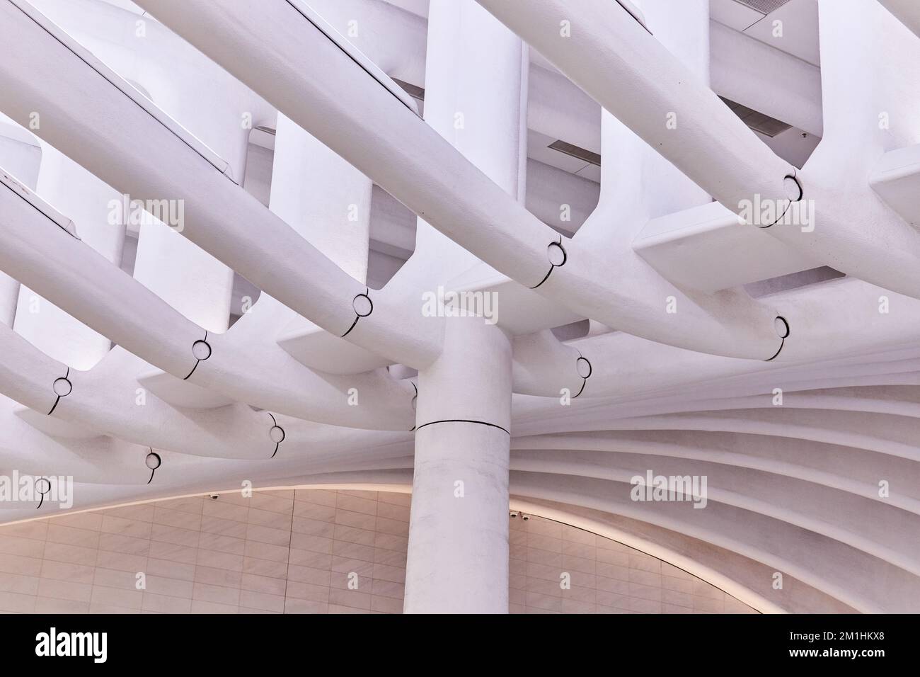 Dettagli di architettura astratta della stazione bianca super pulita Foto Stock