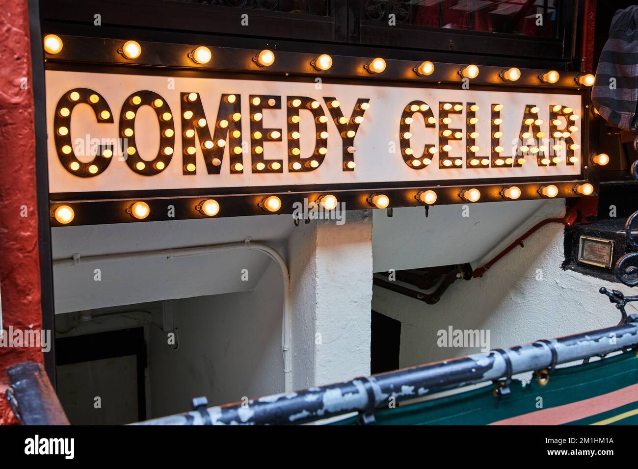 Comedy Cellar lampada al neon segno entrare nel seminterrato a New York City Foto Stock