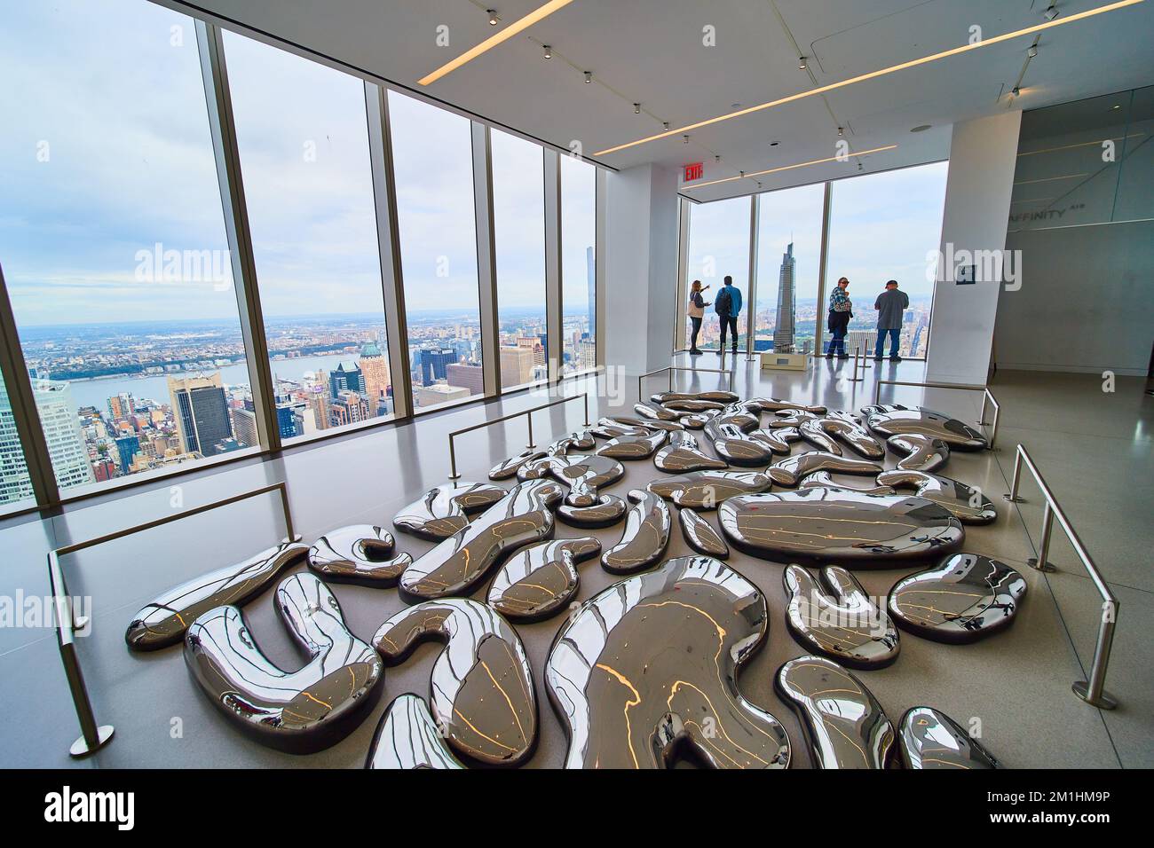 Le forme metalliche della sala espositiva dell'artista si fondono con la vista della città dall'alto Foto Stock