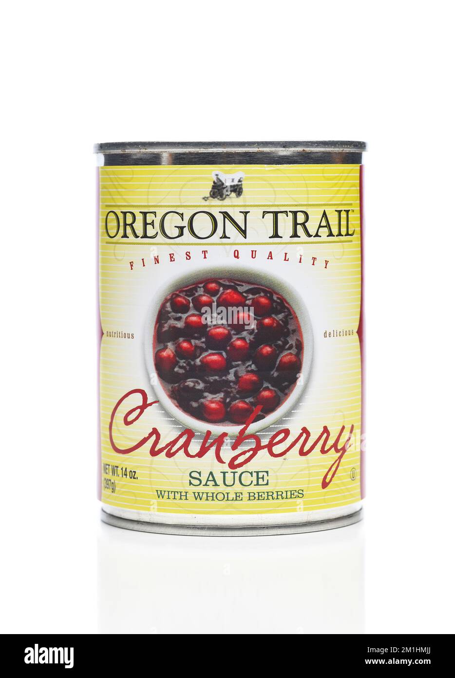 IRVINE, CALIFORNIA - 12 DEC 2022: Una lattina di Oregon Trail intera Berry Cranberry Sauce. Foto Stock