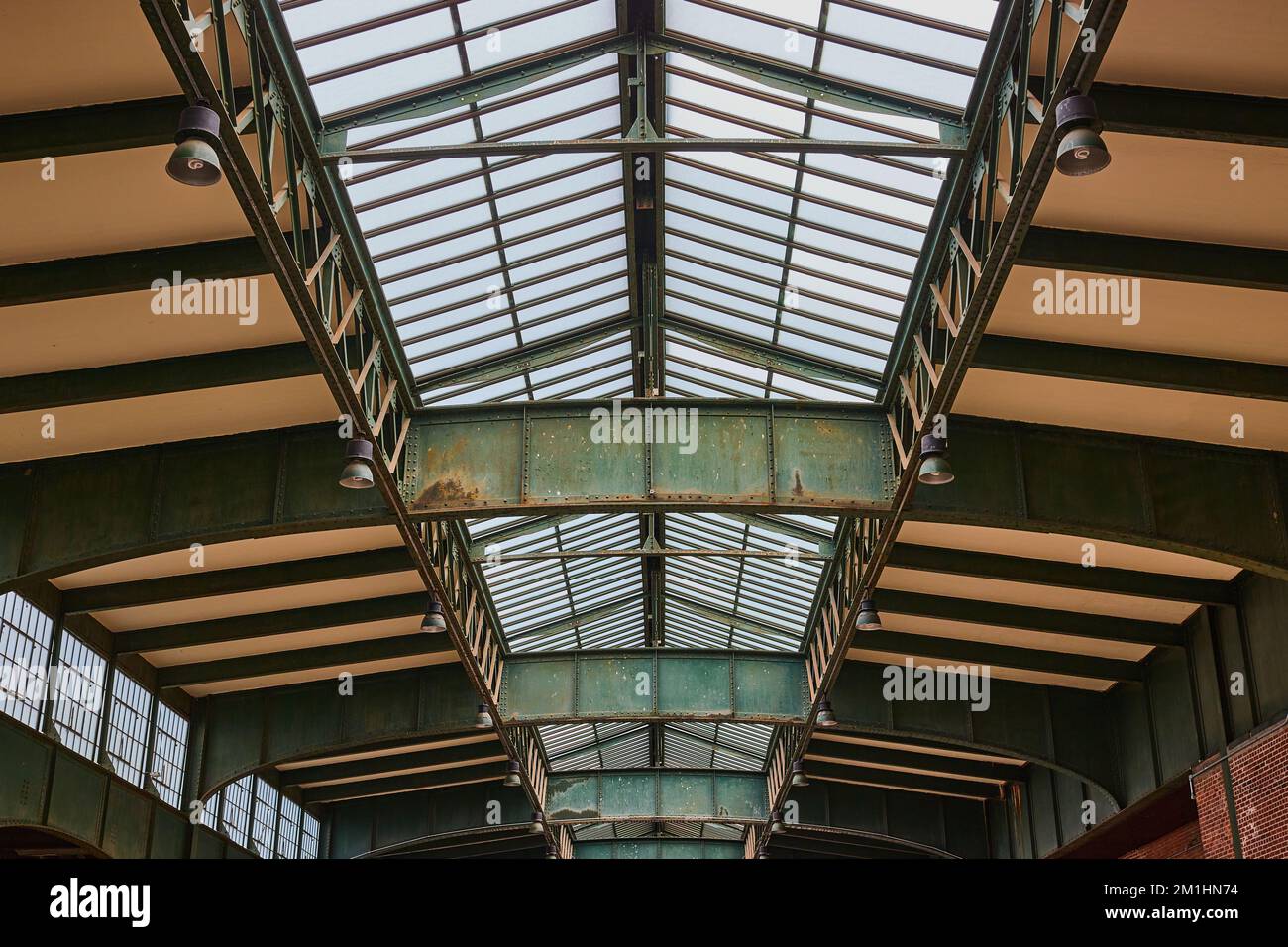 Interno in acciaio invecchiato soffitto aperto all'interno della stazione ferroviaria abbandonata nel New Jersey Foto Stock