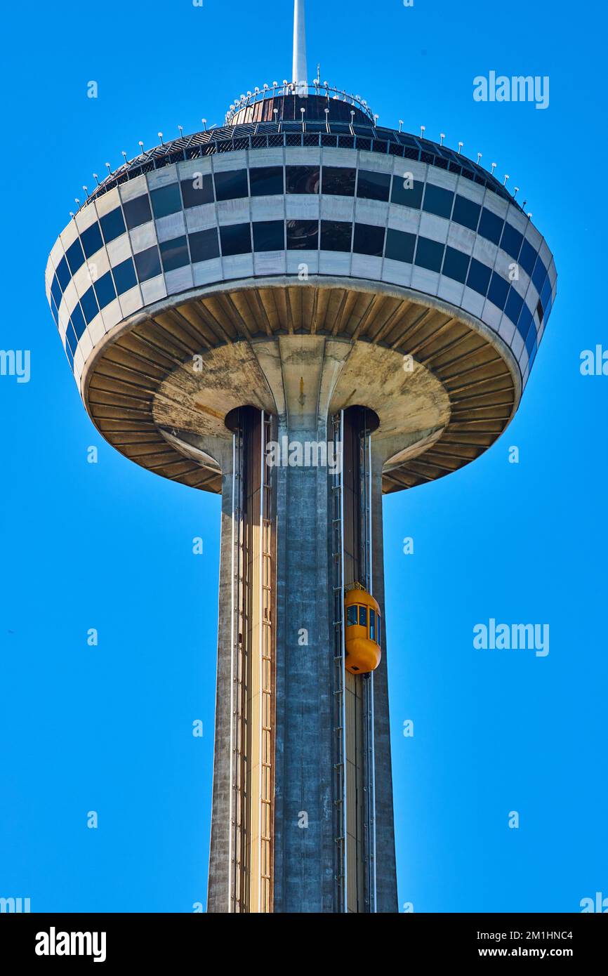 Ascensore che sale sulla grande Skylon Tower in Canada vicino alle cascate del Niagara Foto Stock