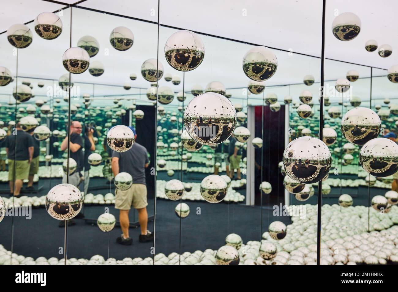 Sfere riflettenti e specchi della stanza dell'infinito Foto Stock