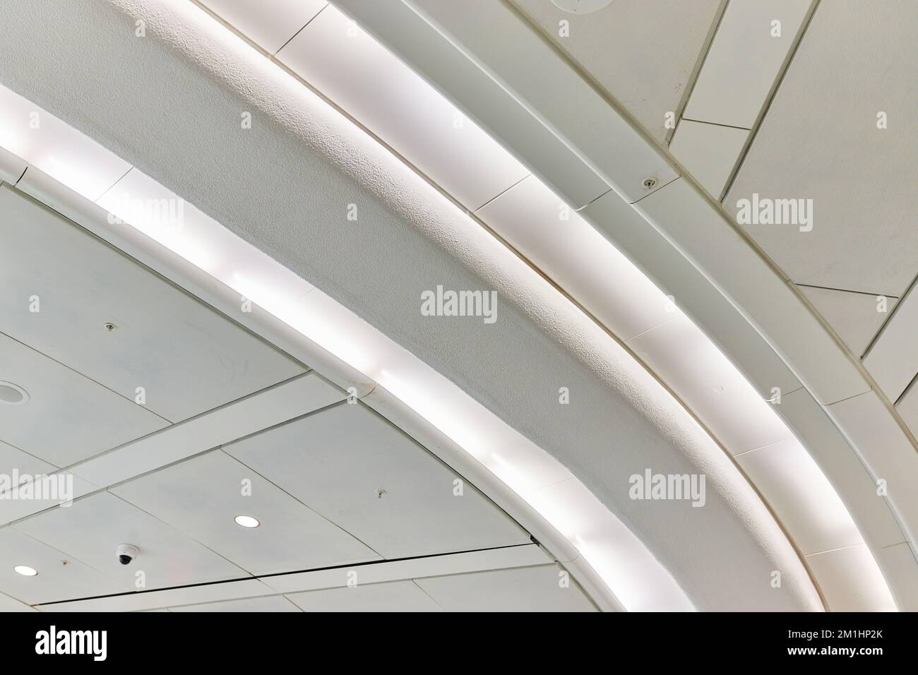 Dettaglio della moderna architettura degli interni bianca e pulita nel soffitto di New York City Foto Stock