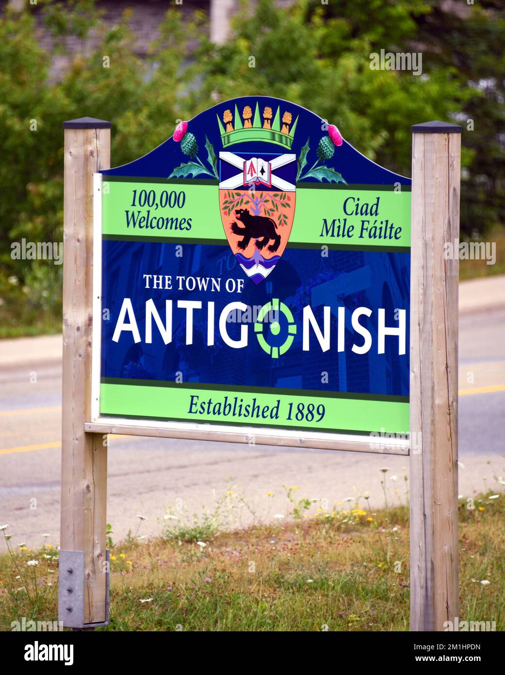 Antigonish, Canada - 1 agosto 2022: Cartello della città all'ingresso di Antigonish, Nuova Scozia, la casa di St. Università Francis Saverio. Il segno trasla Foto Stock