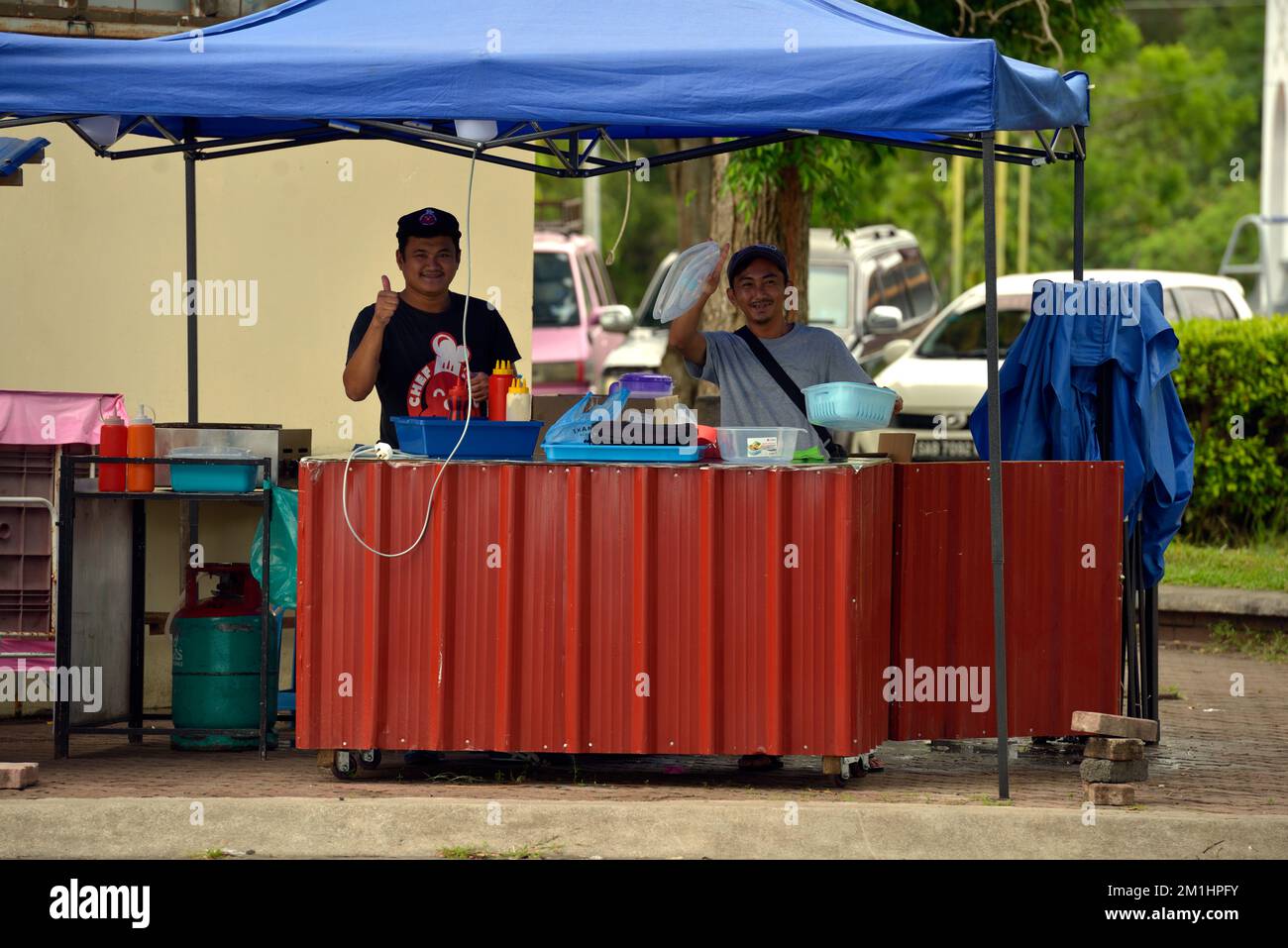 Due chef indigeni del Rungus si dedicano all'industria della pesca a Kudat, Sabah, Borneo, Malesia. Foto Stock