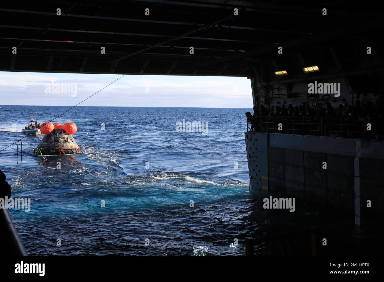 Oceano Pacifico, Stati Uniti d'America. 11 dicembre 2022. La navicella spaziale della NASA Orion senza equipaggio della missione Artemis i è trainata nel ponte dei pozzi degli Stati Uniti Navy San Antonio-Class nave da trasporto anfibio portuale USS Portland dopo il primo sbarco in acqua nel Pacifico, 11 dicembre 2022 al largo della costa di Baja California. La navicella spaziale Orion senza equipaggio trascorse 25 giorni nello spazio durante un viaggio di prova sulla luna. Credit: Kim Shiflett/NASA/Alamy Live News Foto Stock