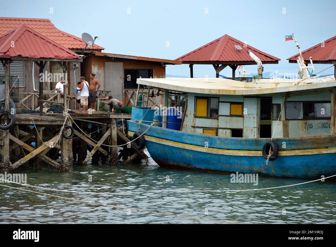 Una barca da pesca ormeggiata nel porto di Kudat, Sabah, Borneo, Malesia. Foto Stock