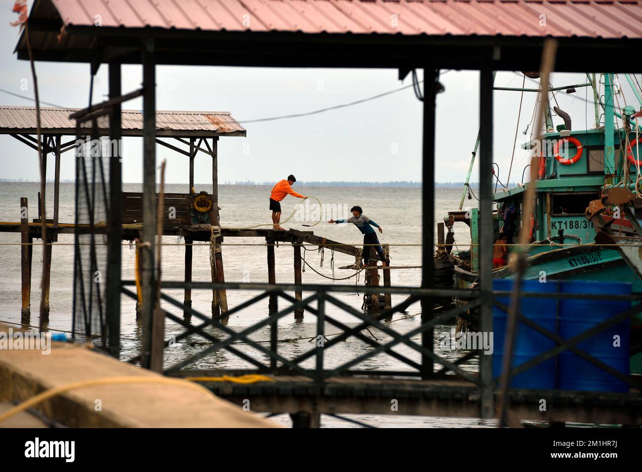 Uomini che lavorano nel settore della pesca a Kudat, Sabah, Borneo, Malesia. Foto Stock