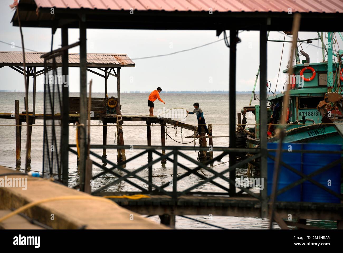 Uomini che lavorano nel settore della pesca a Kudat, Sabah, Borneo, Malesia. Foto Stock