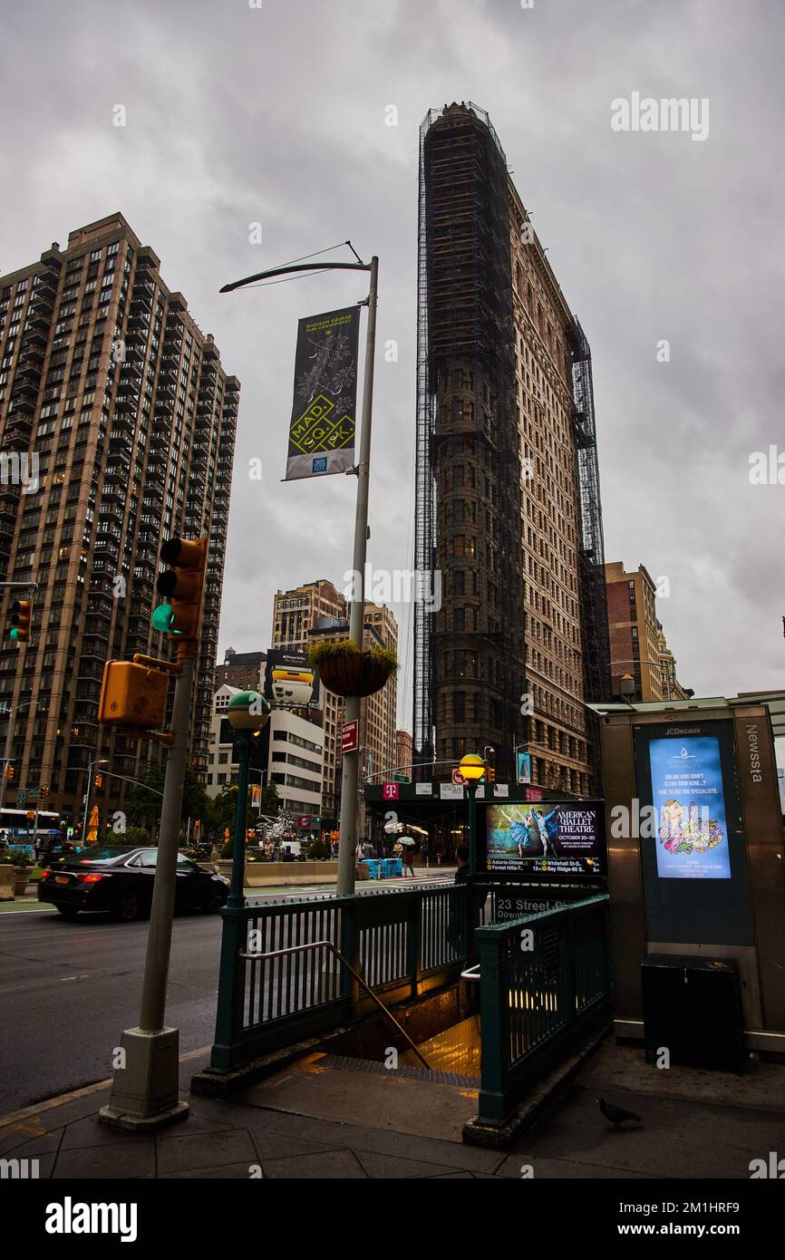 L'iconico Flatiron Building di New York City è in costruzione all'entrata della metropolitana Foto Stock