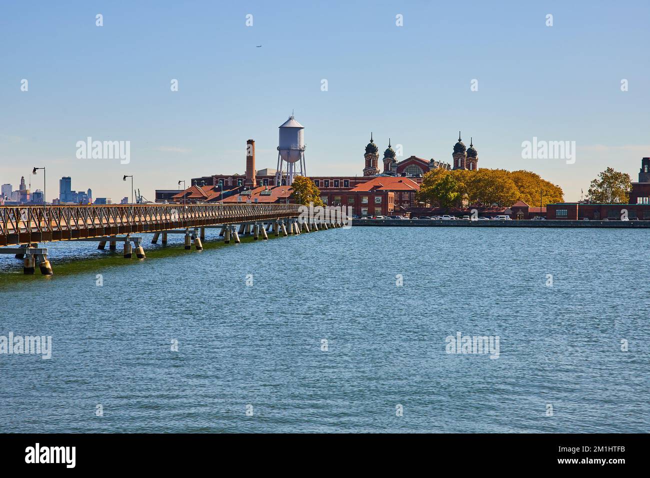 Vista di Ellis Island dalla costa del New Jersey con il ponte che conduce all'isola Foto Stock
