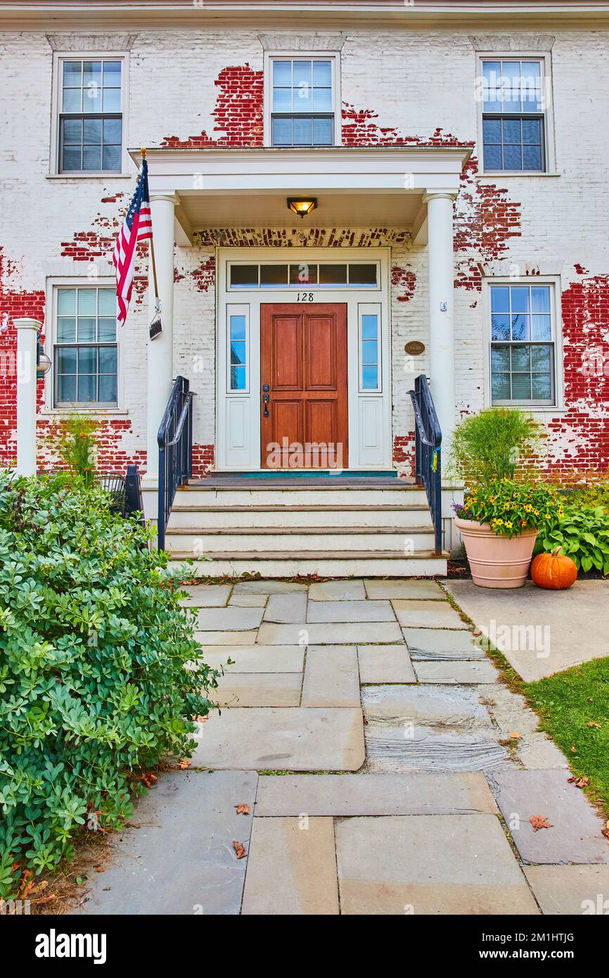Il sentiero in pietra conduce alla bella casa in mattoni rossi e bianchi nel Vermont Foto Stock