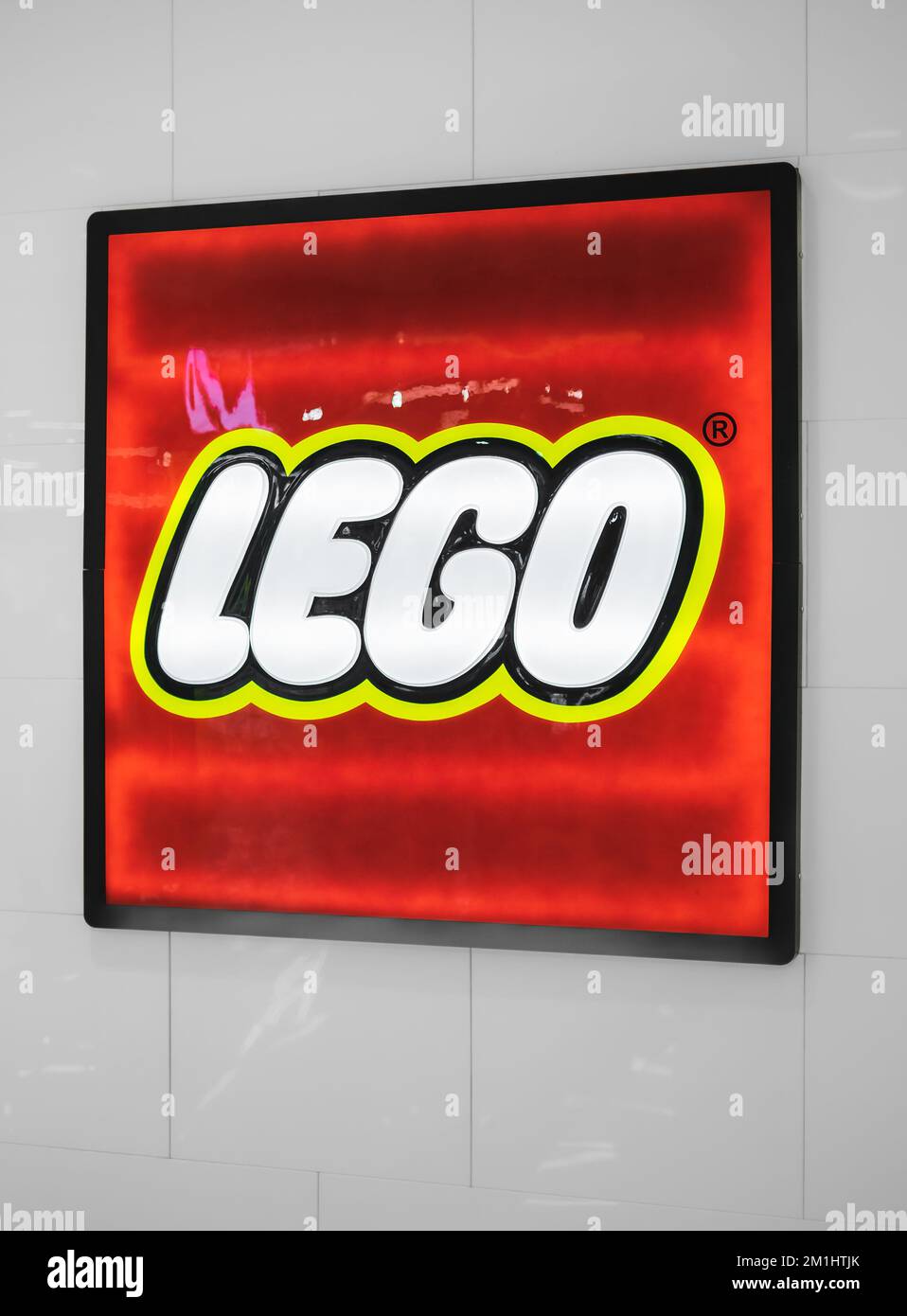 Logo LEGO, negozio di giocattoli LEGO e logo del marchio. Dal 1949 Lego è una popolare linea di giocattoli da costruzione e consiste di colorate plas interbloccanti Foto Stock