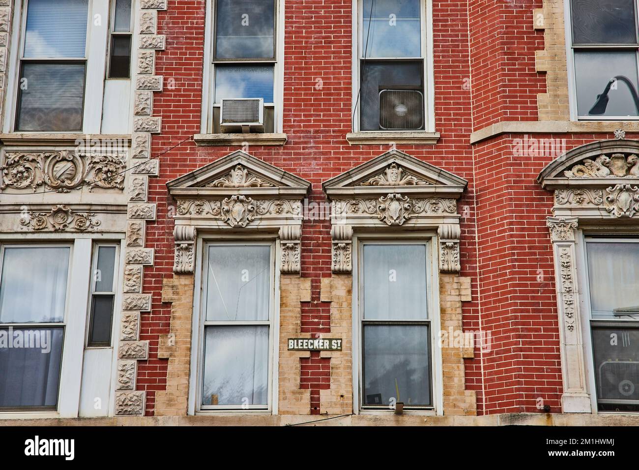 Dritto su mattoni e pietra calcarea edificio etichettato Bleecker Street a Greenwich Village New York City Foto Stock