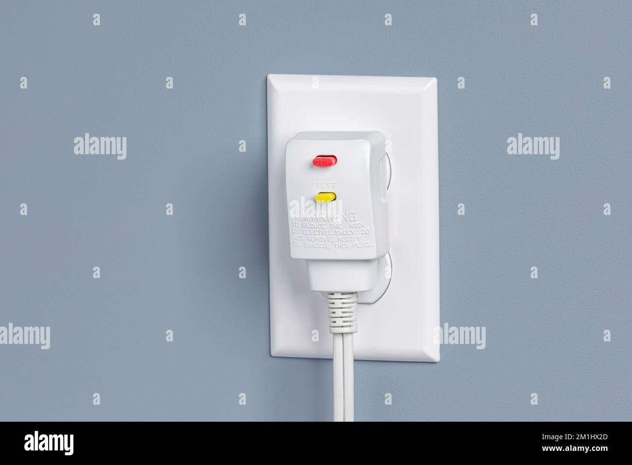 Il cavo GFI è collegato alla presa elettrica. Sicurezza del bagno, rischio di scosse elettriche e concetto di apparecchio elettrico. Foto Stock