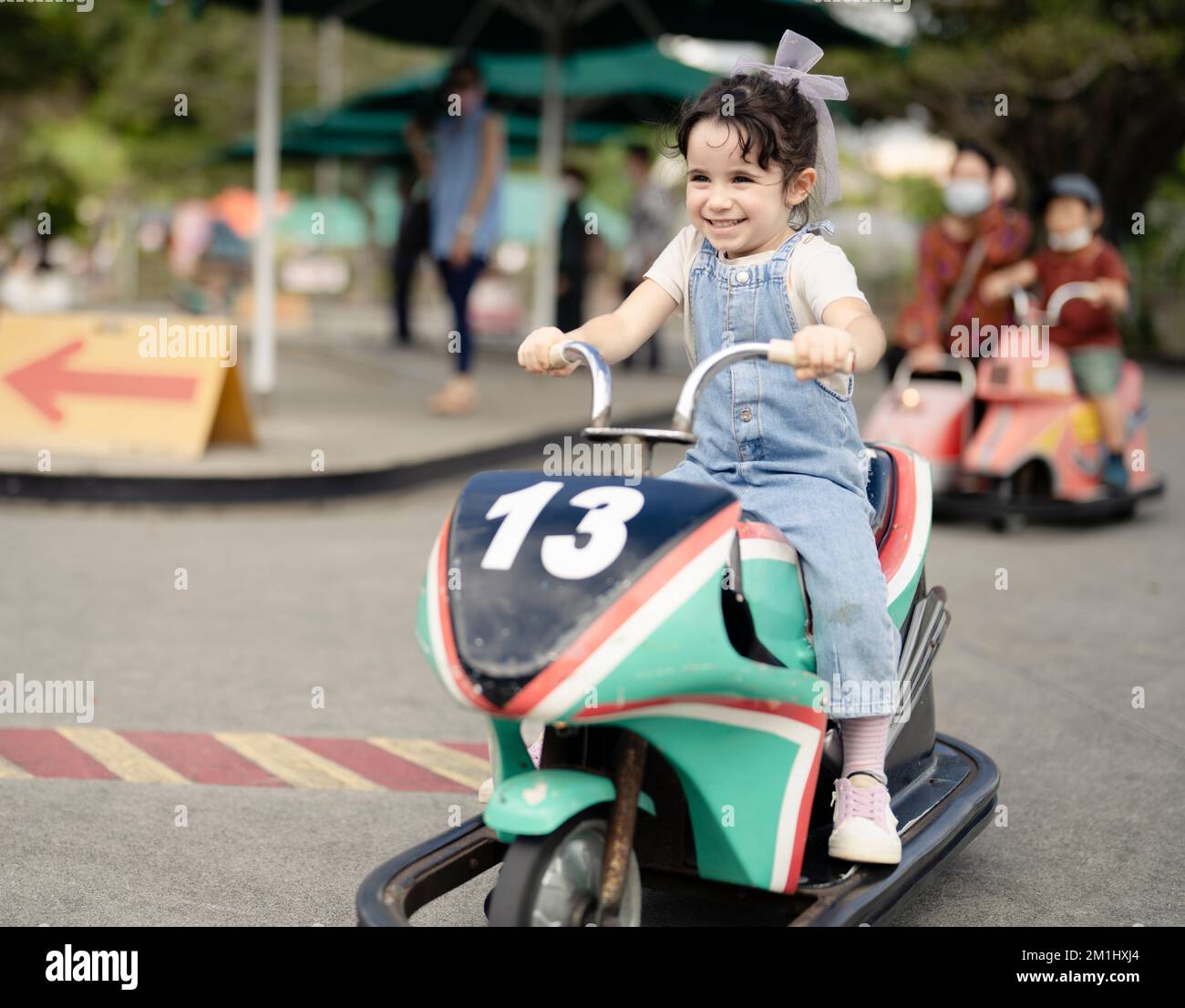 Bambino in moto giocattolo allo zoo e museo di Okinawa Foto Stock