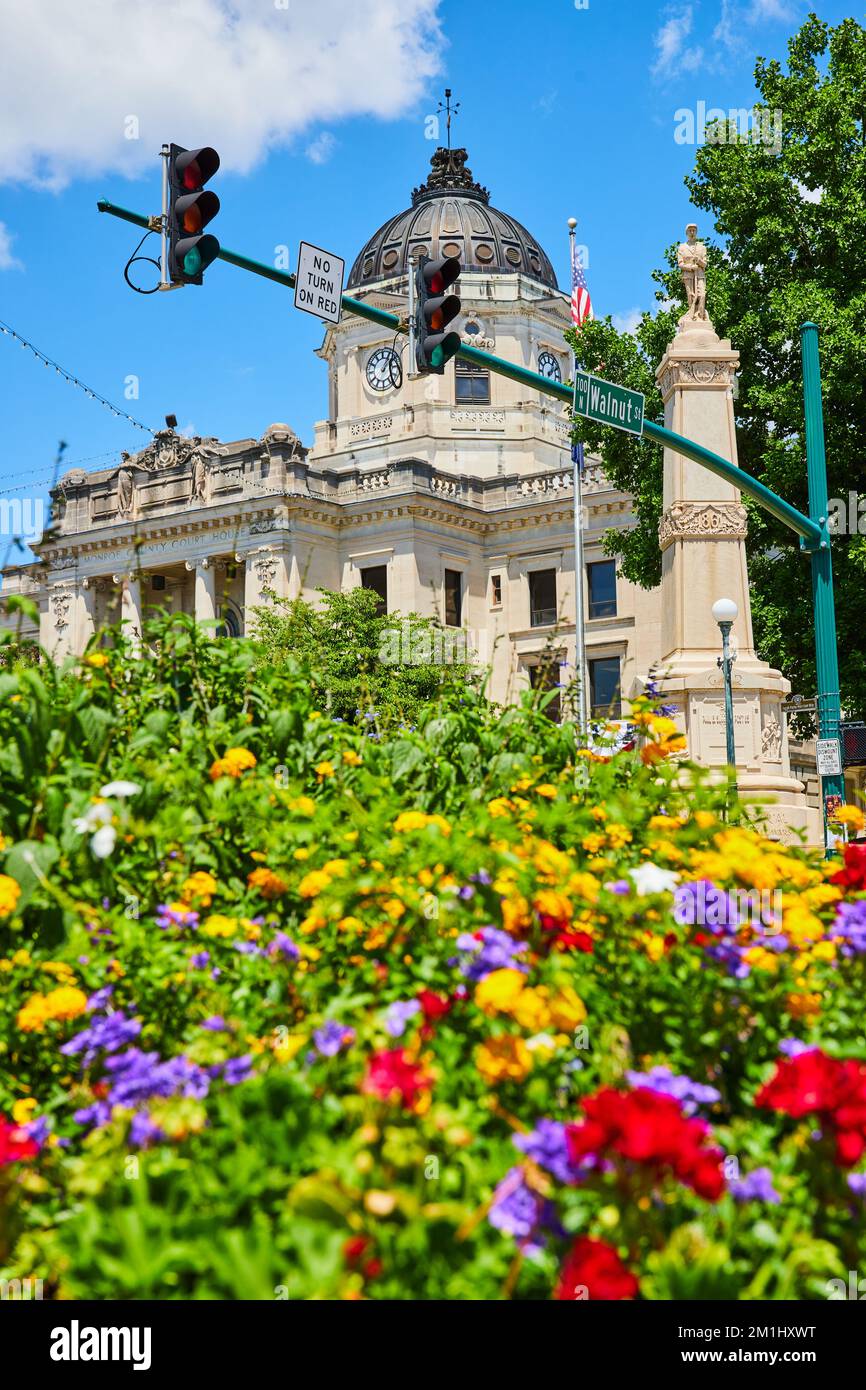 Bloomington Indiana Courthouse con fiori estivi colorati e sfocati in primo piano Foto Stock