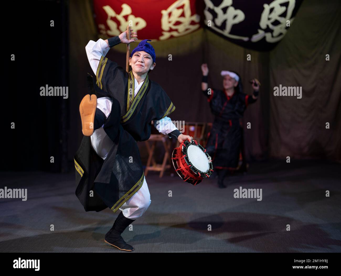 Esibizione di danza EISA a Ryukyu Mura, Yomitan, Okinawa Foto Stock