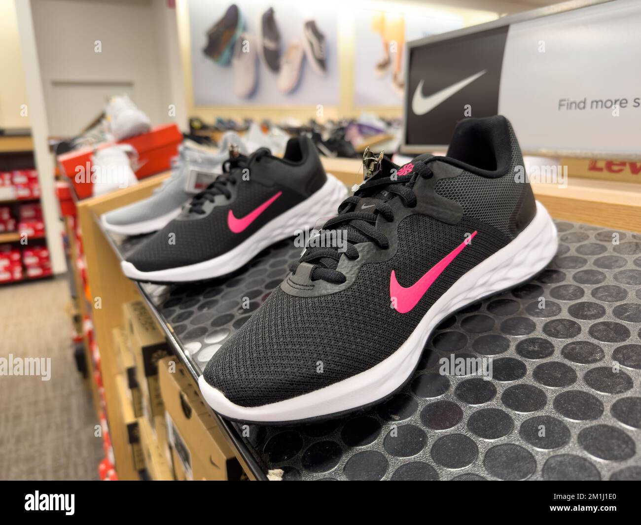 Scarpa Nike sport visualizzata sullo scaffale del negozio Foto Stock