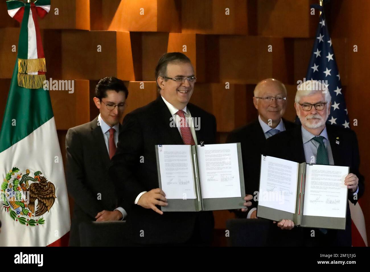 Città del Messico, Messico. 12th Dec, 2022. Il ministro degli Esteri del Messico, Marcelo Ebrard Casaubon; Chris Dodd, consigliere presidenziale del Governo degli Stati Uniti per le Americhe; L'ambasciatore degli Stati Uniti in Messico, Ken Salazar e Roberto Velasco, capo dell'unità per il Nord America del Ministero degli Esteri messicano alla cerimonia di firma della Dichiarazione di amicizia per il bicentenario delle loro relazioni diplomatiche presso la sede del Ministero delle Relazioni esterne a Città del Messico. Il 12 dicembre 2022 a Città del Messico. (Credit Image: © Luis Barron/eyepix via ZUMA Press Wire) Foto Stock