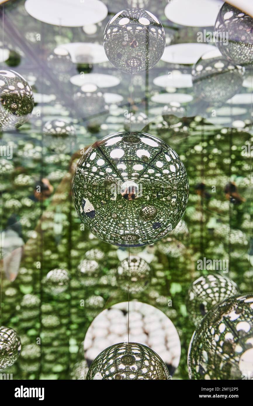 Speculare nell'infinito universo di sfere riflettenti Foto Stock