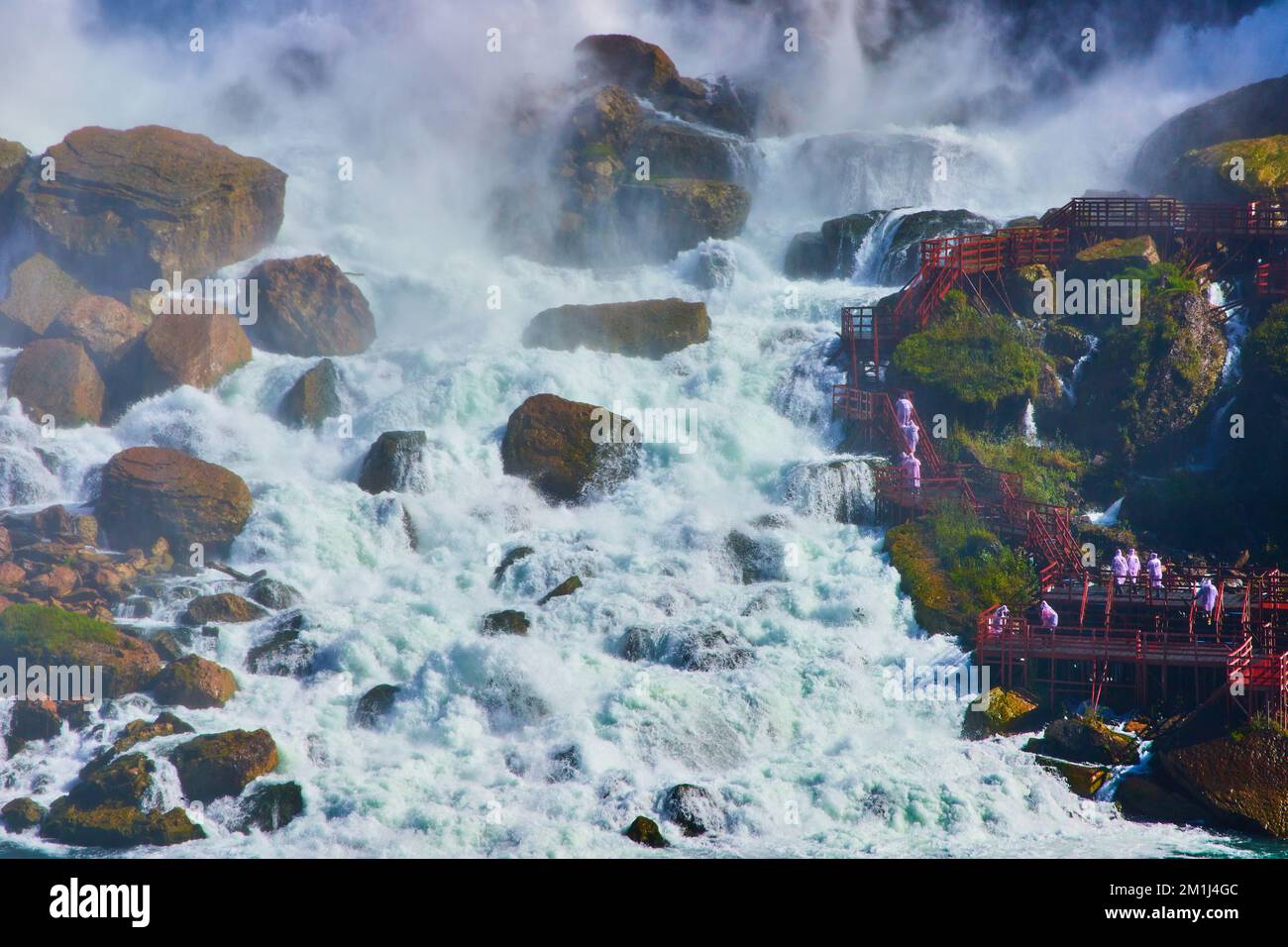 Particolare delle American Niagara Falls con nebbia che copre i turisti su scale rosse Foto Stock