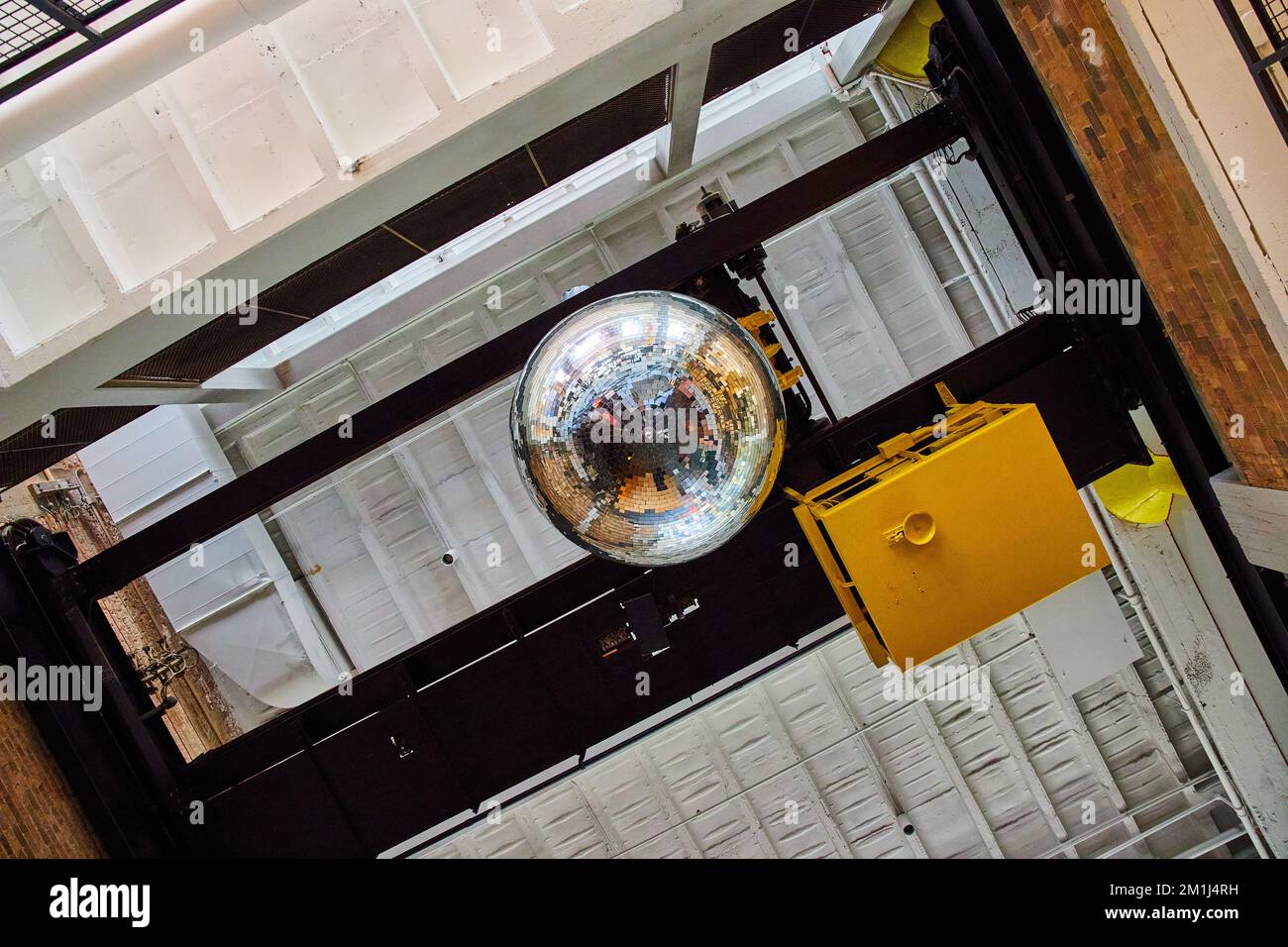 Soffitto di un vecchio edificio con una grande palla da discoteca riflettente Foto Stock